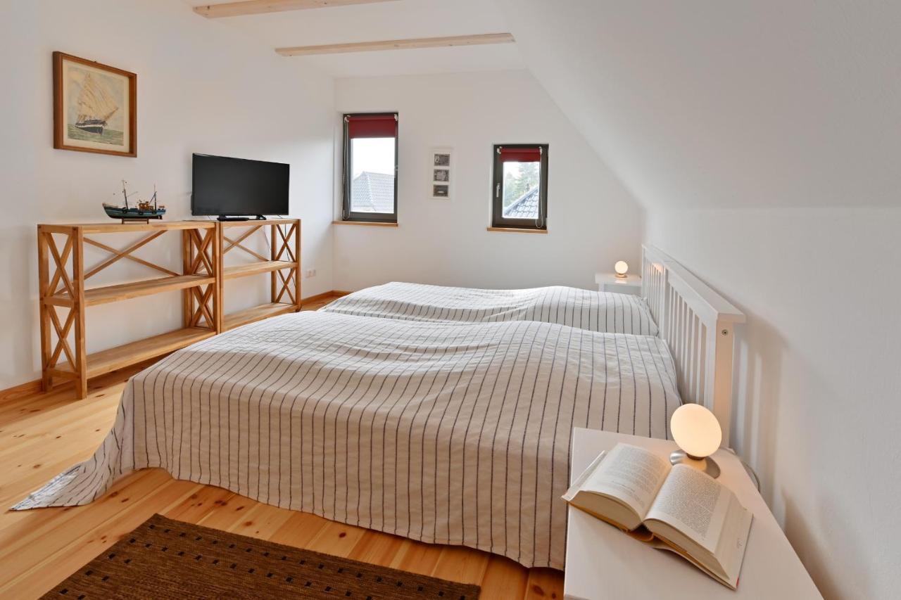 Reetdachhaus "Treibholz" Villa Wiek auf Rugen Bagian luar foto